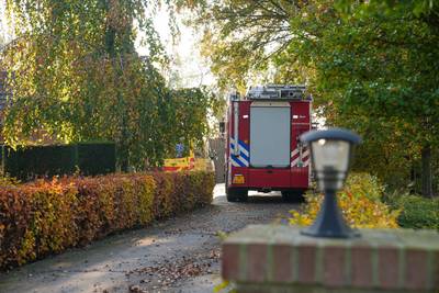 Graafmachine valt om bij boerderij in De Mortel: man raakt bekneld