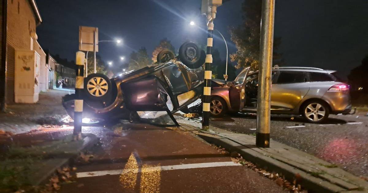 Auto vliegt over de kop na aanrijding in Almelo, één persoon gewond.