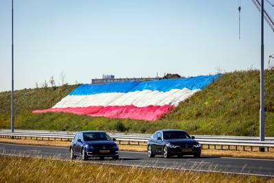 Gigantische omgekeerde vlag langs A20 bij Maassluis alweer verwijderd, maar de vraag is door wie