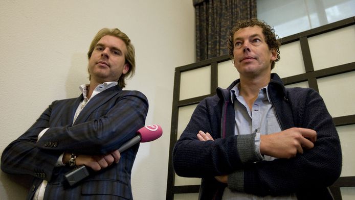 GeenStijl-presentator Rutger Castricum (L) en PowNed oprichter Dominique Weesie (R) in 2009, toen bekend werd dat PowNed een zendmachtiging kreeg. © ANP