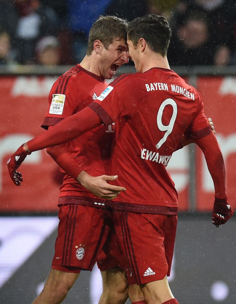 Robert Lewandowski (R) en Thomas Mueller vieren de 0-1 van Lewandowski. Beeld AFP