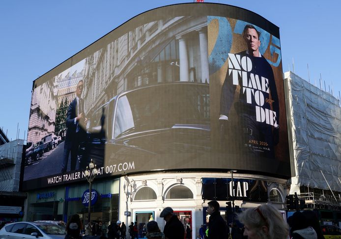 De trailer van 'No To Time To Die’ wordt vertoond op het reuzenscherm aan het Londense Piccadilly Circus.