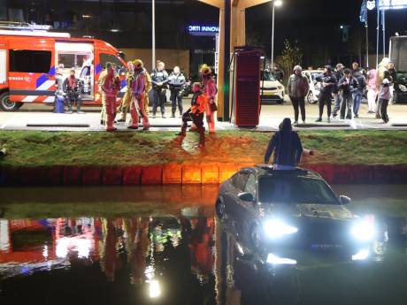 Brandweer redt bestuurder van zinkende Audi langs A4: auto van ruim een ton vol met water