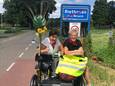 Thea van Beek en haar vriendin Sylvia Smeets die vrijdag gestart zijn met een vierdaagse fietstocht door Brabant om de duofiets te promoten.