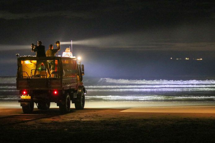 KNRM zoekt naar vermiste jongen op strand van Scheveningen.