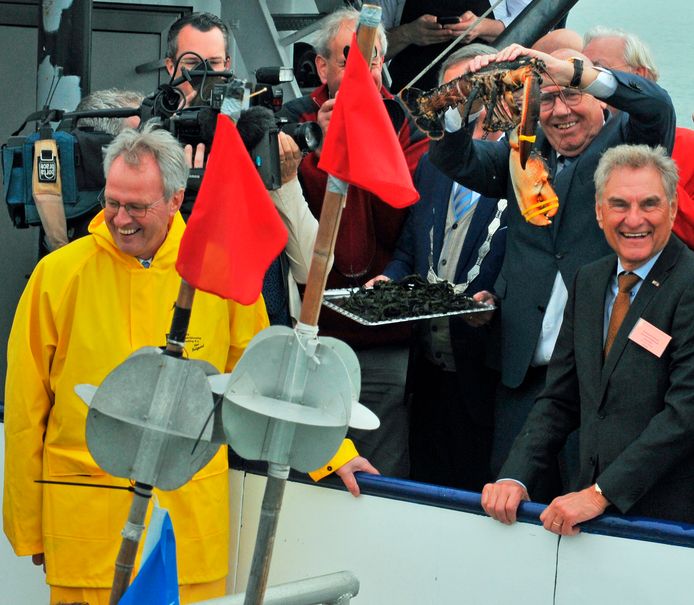 Opening van het kreeftenseizoen in 2019, met rechts Luit Ezinga. Links: commissaris van de koning Han Polman.