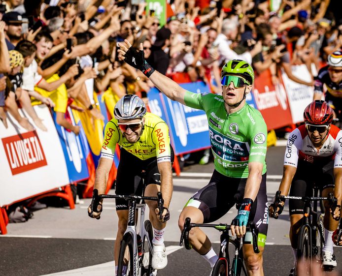 Sam Bennett zegeviert in Breda.