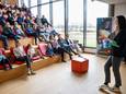 Marieke Ariëns uit Wijchen leest voor uit haar boek 'Jubeldag' in de bibliotheek in Wijchen.