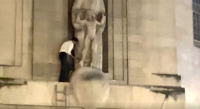 Un homme a vandalisé une statue avec un marteau mercredi après-midi