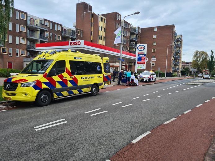 Een fietsster is hard onderuitgegaan op het Albert Plesmanplein in Gouda.