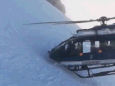 Helikopterpiloot voert waanzinnige landing uit om gewonde skiër te redden in Alpen
