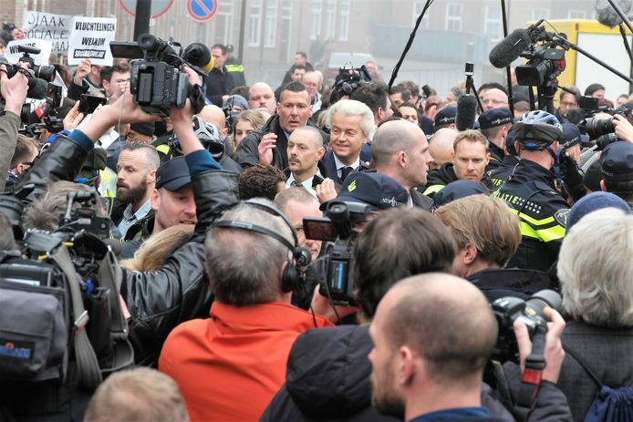 Bij zijn bezoek aan Spijkenisse werd Wilders omgeven door politie en beveiligers.