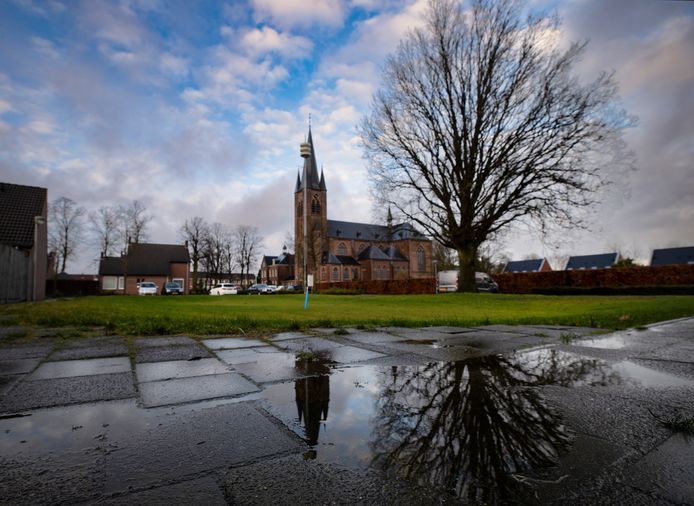 Het braakliggende terrein waar de oude gymzaal van Zeilberg stond. Het dorp wacht sinds 2015 op een oplossing voor de zaal die werd gesloten wegens achterstallig onderhoud.