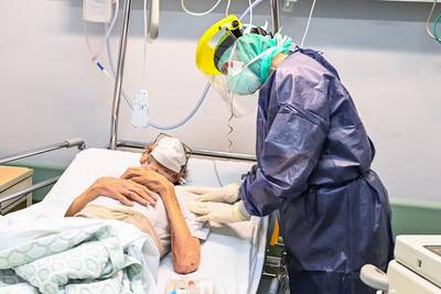 Twee patiënten met langdurige coronaklachten getuigen in Kamercommissie: “Medische opvolging verloopt rampzalig”