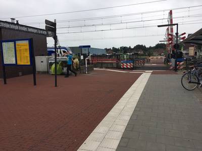 Spoorbomen blijven open terwijl treinen gewoon doorrijden