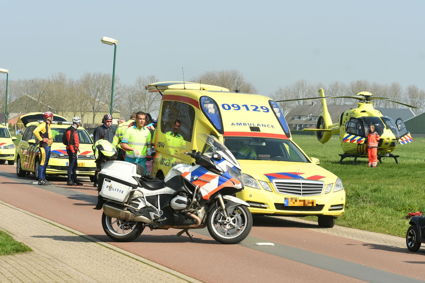 Traumahelikopter en ambulance rukken uit voor gewonde wielrenner in