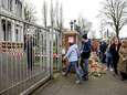 Massale, stille aanklacht tegen Poetin: duizenden mensen bij ambassade in Den Haag en stembureaus in Rusland