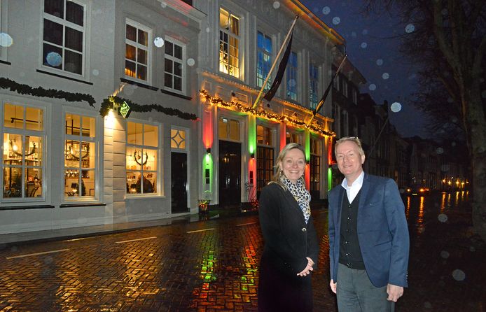 Hotelmanager Nanda Willemse en hotelier Govert Janzen in 2019 voor Mondragon in kerstsfeer.