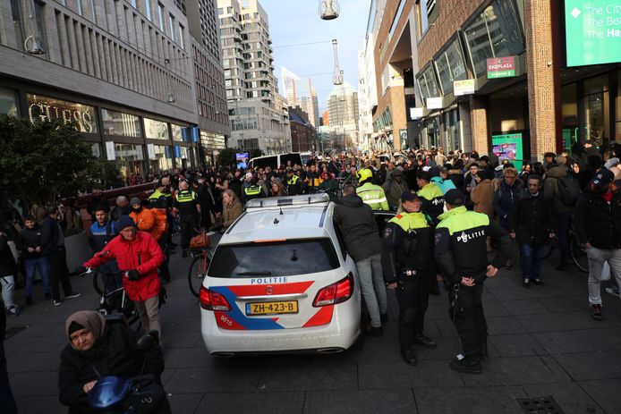 Jongeren veroorzaken overlast in de Grote Marktstraat tijdens de voorjaarsvakantie.