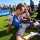 De Vremde Mirror: Wielrenner valt door fan in midden van weiland