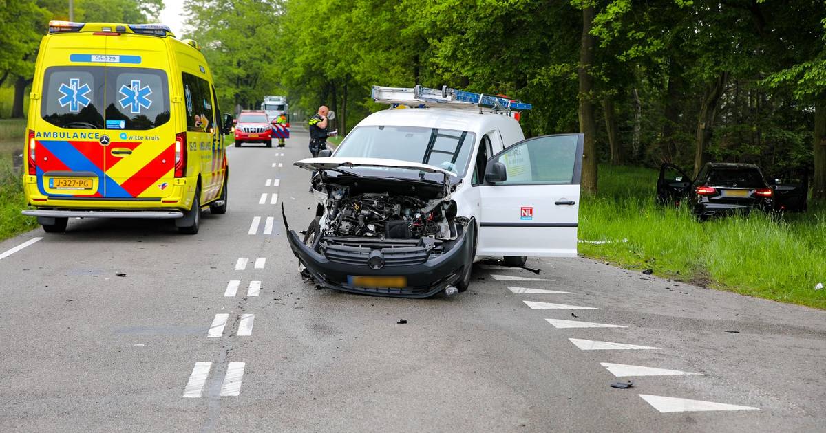 Gewonde na botsing tussen busje en auto op beruchte weg langs Apeldoorns Kanaal.