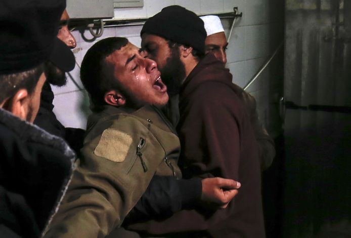 Een familielid van de 24-jarige Mohammed al-Nabaheen, die door Israëlische tanks dodelijk geraakt werd, huilt bij het vernemen van de dood van de jonge man.