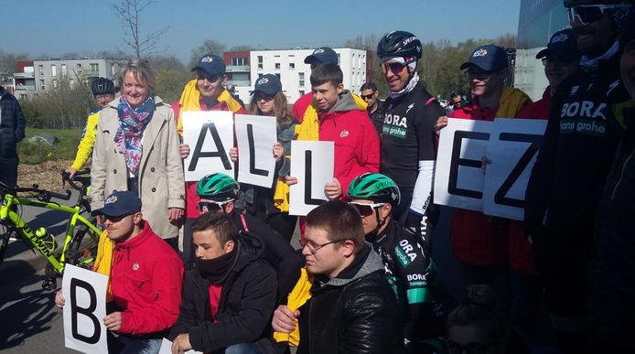 Sagan & co poseren graag met enkele jonge fans.