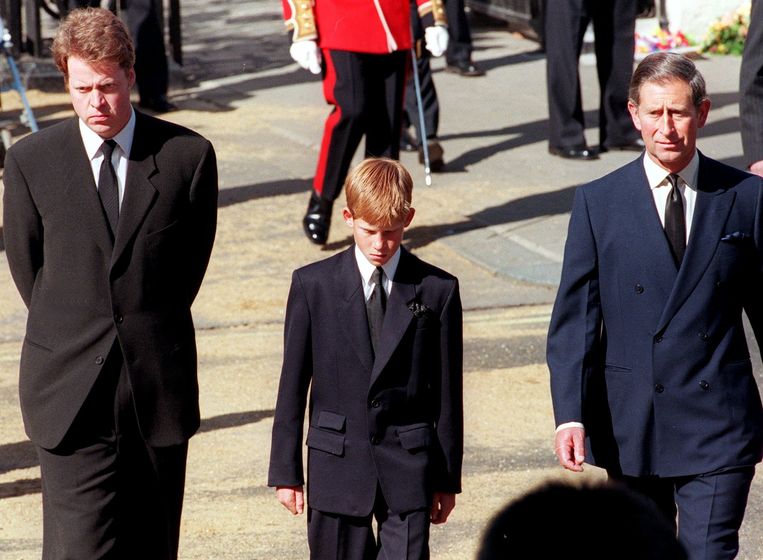 De 11-jarige Harry loopt achter de kist van zijn verongelukte moeder, vergezeld van Diana's broer Earl Spencer en zijn vader prins Charles. Beeld EPA