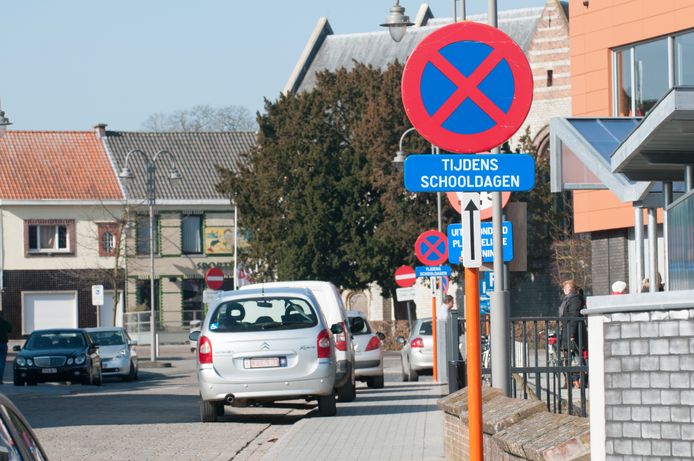 Een (rijkelijk genegeerd) stilstaan- en parkeerverbod.