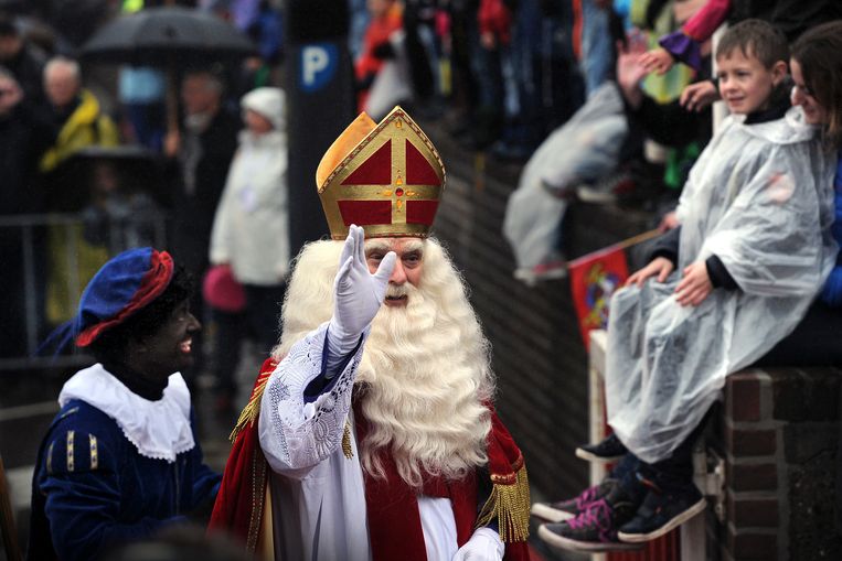 De goedheiligman zelf, met Zwarte Piet. Beeld Marcel van den Bergh/de Volkskrant