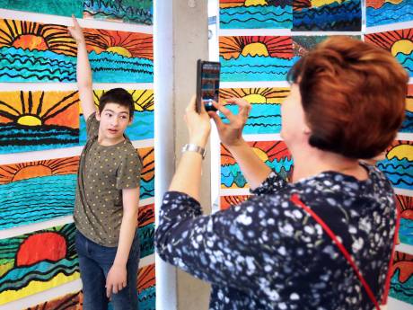 Marieke, Ismaël en Elin hangen met hun kunstwerk in het museum: ‘Nooit eerder zo’n vreugde gezien op een expositie’