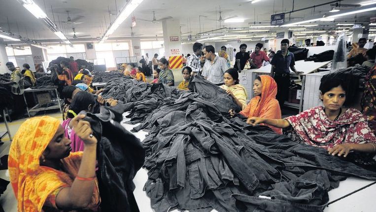 Vrouwen aan de slag in een kledingfabriek in Ashulia, Bangladesh. De omstandigheden voor de arbeiders zijn vaak bijzonder slecht. Beeld afp