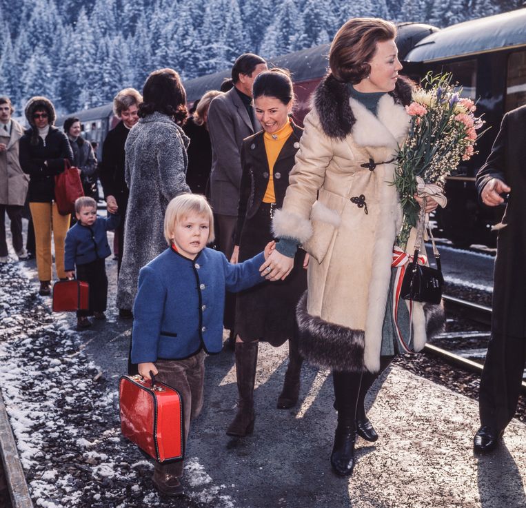 2 maart 1972: Prinses Beatrix met Willem-Alexander en zijn rode koffertje zijn als eersten uitgestapt. Beeld ANP / Nationaal Fotopersbureau
