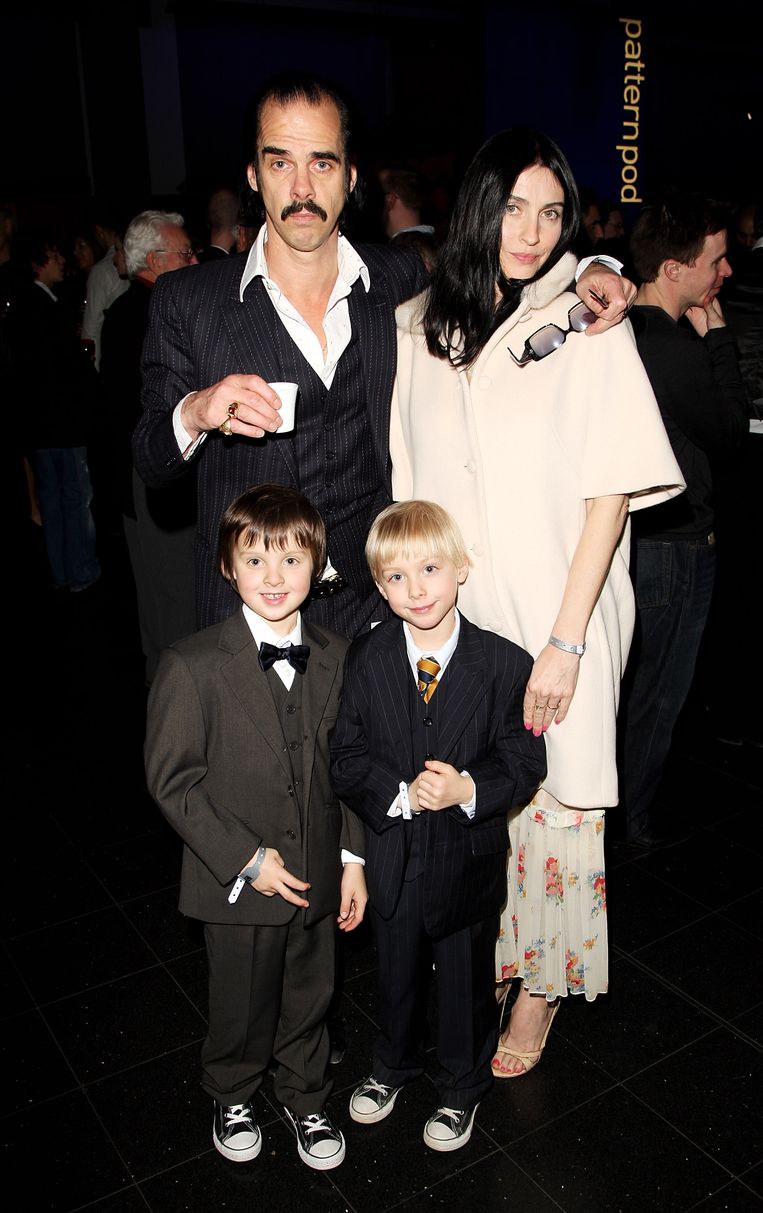 Nick Cave met zijn huidige vrouw Susie Bick en de tweeling Arthur (rechts) en Earl, december 2007. Beeld Getty Images