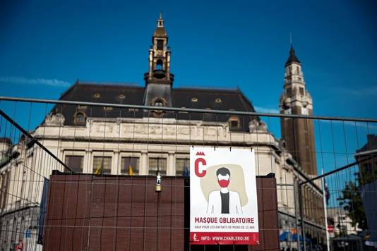 Een bord voor het stadhuis van Charleroi wijst voorbijgangers op mondmaskerplicht.