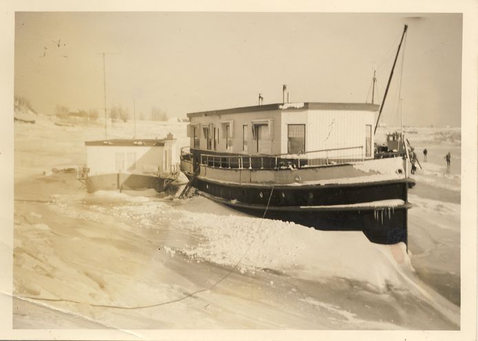 Ark vastgevroren aan de Greffeling in Alphen in 1963.