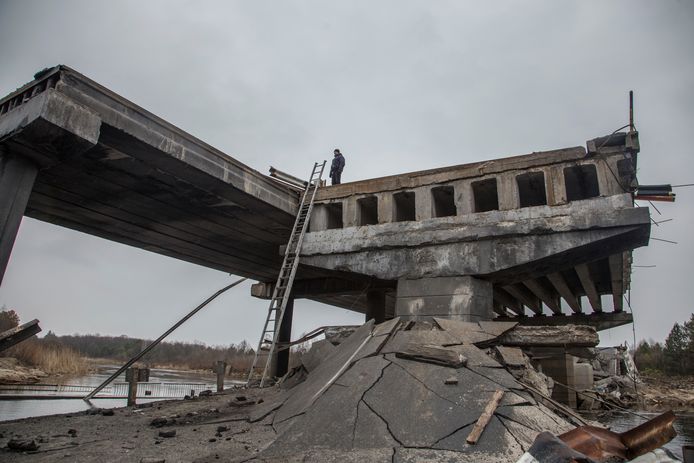 Pasukan Rusia menghancurkan sebuah jembatan selama retret mereka.