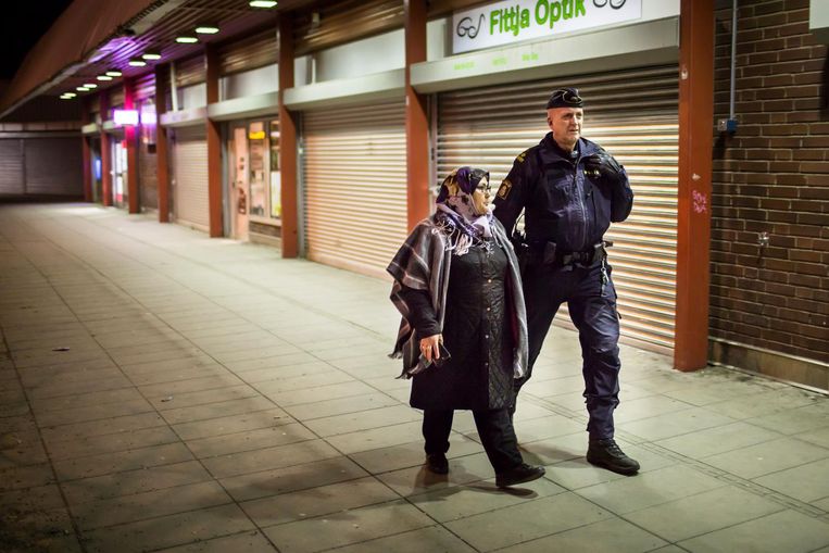 De moslima's struinen de straten af en praten desnoods met drugsdealers. Beeld Julius Schrank / de Volkskrant