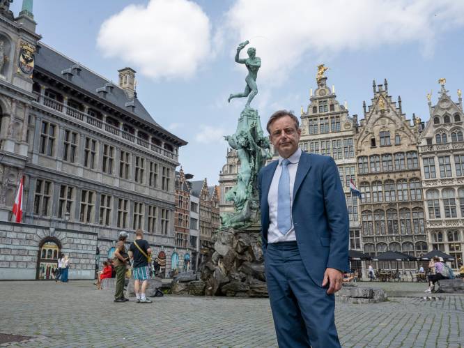 REEKS. Levende legendes in Vlaanderen: “Brabo staat met zijn blote billen naar het stadhuis. Het beeld was eind 19de eeuw een affront voor de katholieken”