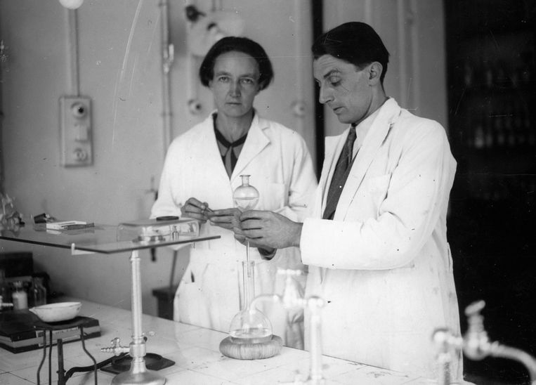 Irene Curie al lavoro con suo marito Frédéric Joliot a Parigi, intorno al 1934. Immagine Getty Images