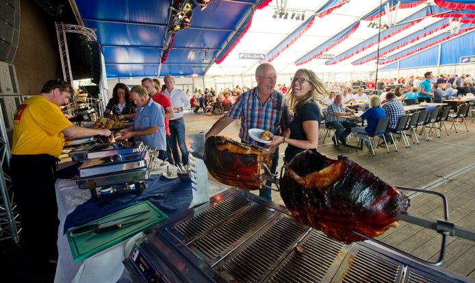 Ooit waren een volle feesttent en grote mensenmassa’s volkomen vanzelfsprekend, zoals hier in Holten. Maar hoe gaat het dit jaar? De veranderende coronamaatregelen zorgen voor veel onzekerheid.