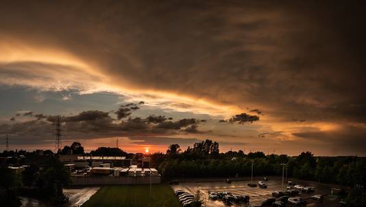Na de doortocht van een zwaar onweer klaarde de hemel in Kobbegem (Asse) open en kregen we alsnog een mooie zonsondergang te zien.