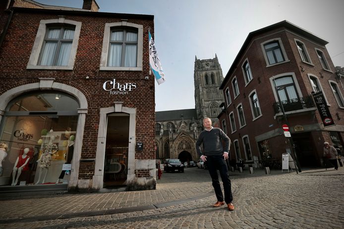 Schepen van Mobiliteit Patrick Jans in het centrum van Tongeren.