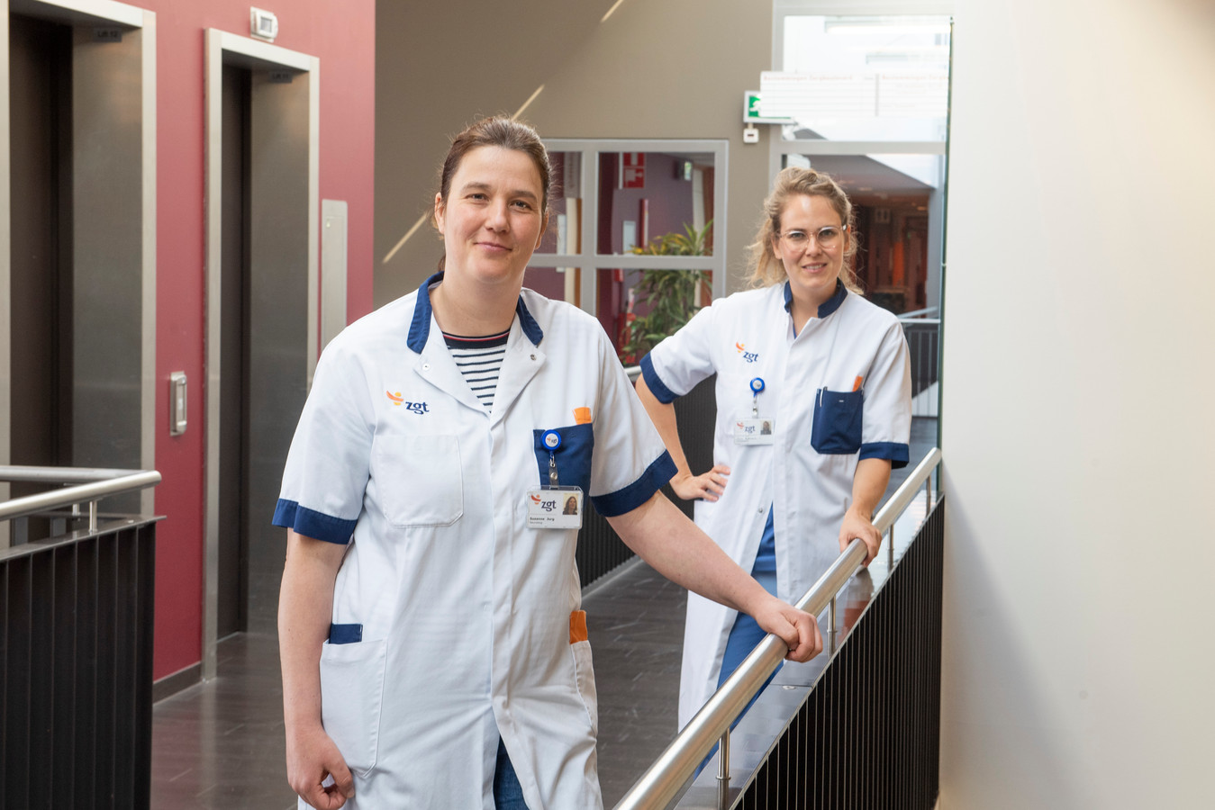 Neuroloog Susanne Jurg (links) en tropenarts Rosa Roemers versterken de intensive care in ziekenhuis ZGT in Almelo.