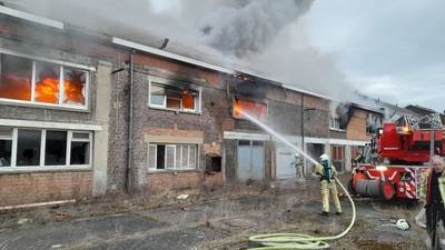 Enorme rookpluim door uitslaande brand op Arsenaalsite in Gentbrugge: “We laten gecontroleerd uitbranden”
