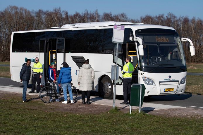 Dagelijks komen er veel vluchtelingen bij het aanmeldcentrum van de Immigratie- en Naturalisatiedienst in Ter Apel aan.
