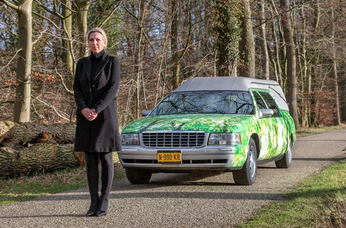 Uitvaartmedewerker Maaike Geerdink van rouwvervoerbedrijf Van Kleef: „Mensen kiezen steeds vaker voor een natuurbergraafplaats of buitendienst. Daar hoort natuurlijk een bijpassende rouwauto bij.”