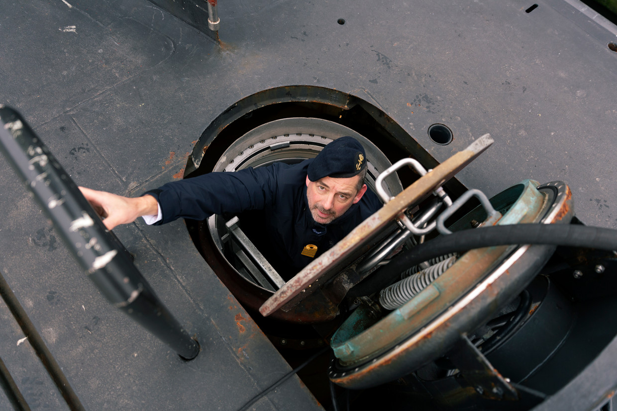 Groepscommandant Jeroen van Zanten gaat door het luik naar het benedendek op onderzeeboot De Dolfijn. 