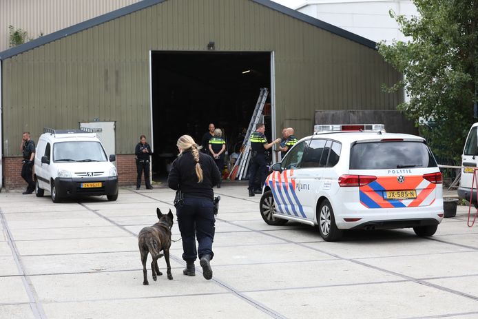 Afgelopen september vond de politie in een loods aan de Marconistraat zo'n 1800 liter van een stof waarmee cocaïne gewassen kan worden.