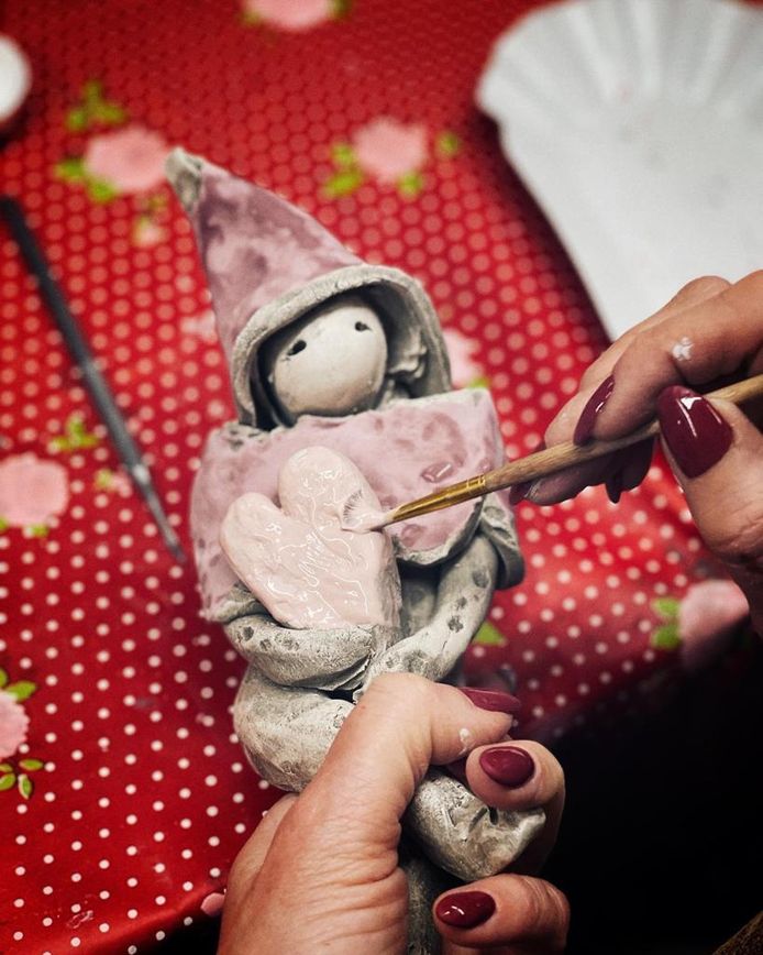 Eén aardmannetje wordt gemiddeld 14 keer bewerkt in allerlei stappen, van kneden tot glazuurlag.